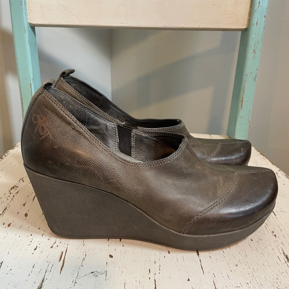 OTBT Washougal Brown Leather Comfort Slip-On Wedge Shoes Women's 7.5M